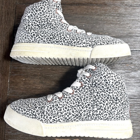 Like New Roxy Camu high top sneakers size 3 youth - Picture 5 of 11